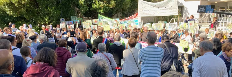 Septembre 2022 : une foule de personne de dos avec des pancartes lors d'une des manifestations devant l’hôtel de ville pour sauver l’île Héloïse de la bétonisation - FNE Ile de France Septembre 2022 : une des manifestations devant l’hôtel de ville pour sauver l’île Héloïse de la bétonisation FNE Ile de France ©Comité Jean-Vilar