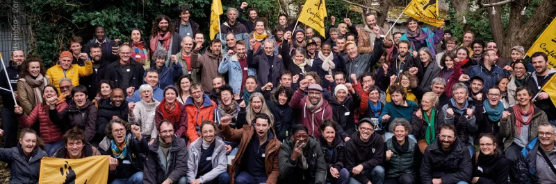 Equipe Confédération Paysanne avec des drapeaux, un slogan : "pour des campagnes vivantes, soyons fermes !"