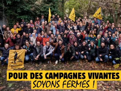 Equipe Confédération Paysanne avec des drapeaux, un slogan : "pour des campagnes vivantes, soyons fermes !"