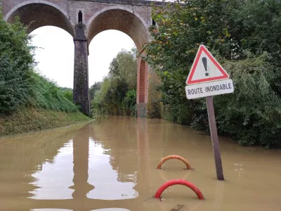 Inondation Pommeuse, Le Gué-Plat en octobre 2024, photo sous un aqueduc avec un panneau de signalisation "route inondable"